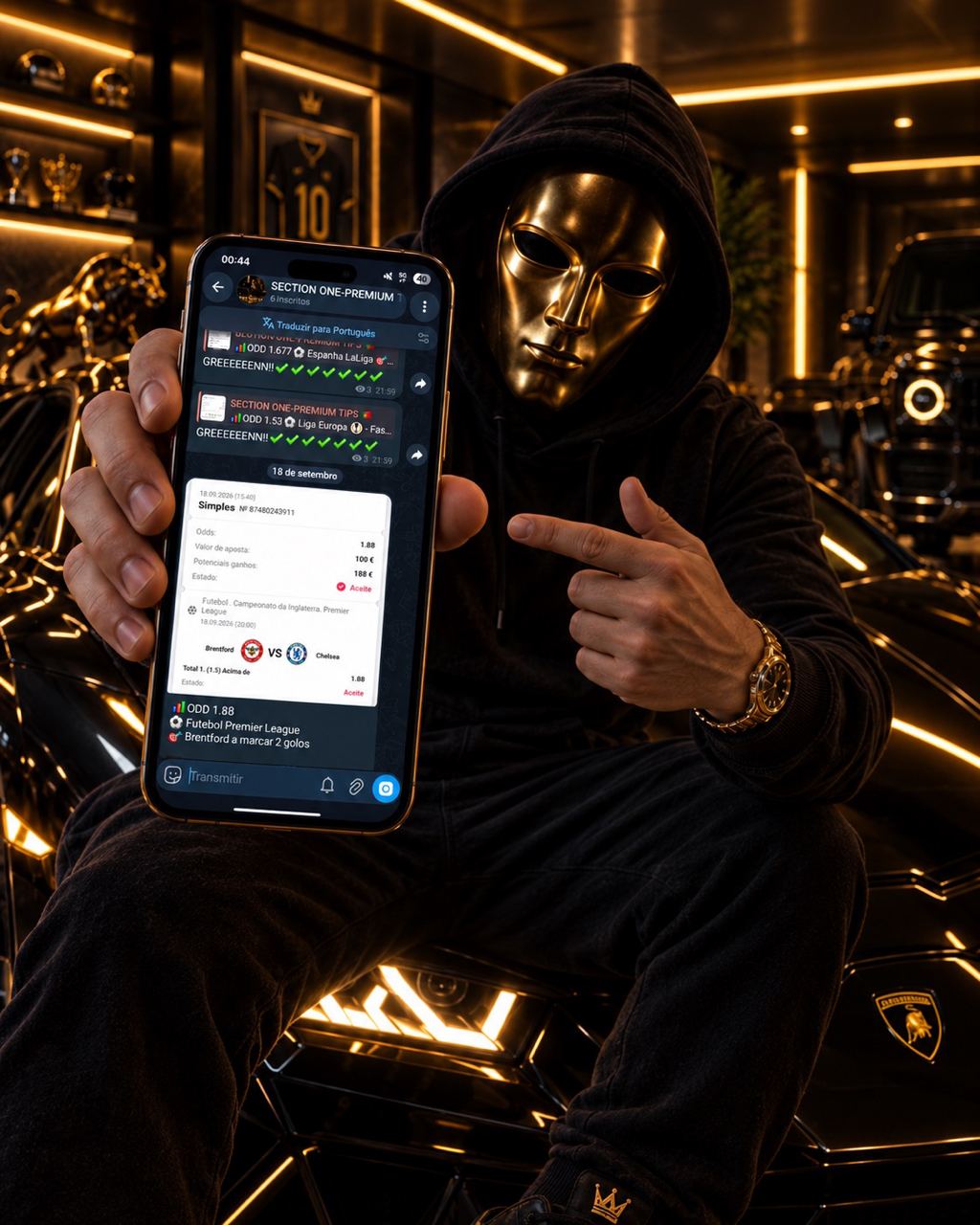 MrOne, de capuz preto e máscara dourada, com o grupo Section One no telemóvel